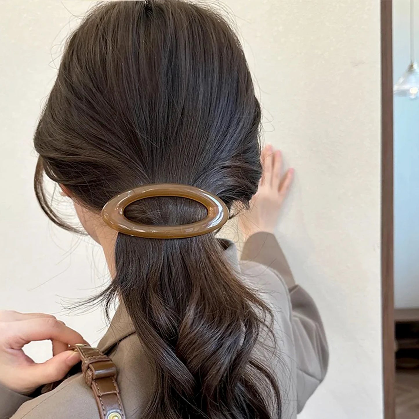 Ponytail clip helps keep hair neat for young ladies