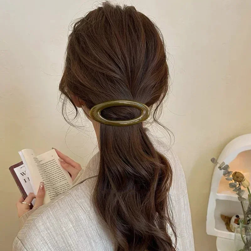 Ponytail clip helps keep hair neat for young ladies