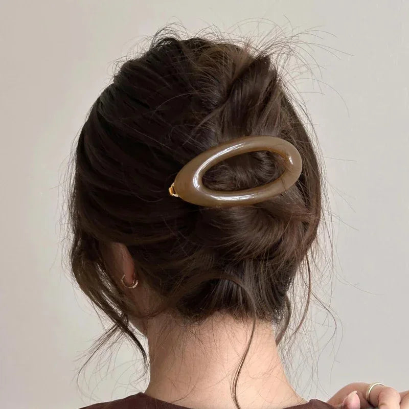 Ponytail clip helps keep hair neat for young ladies